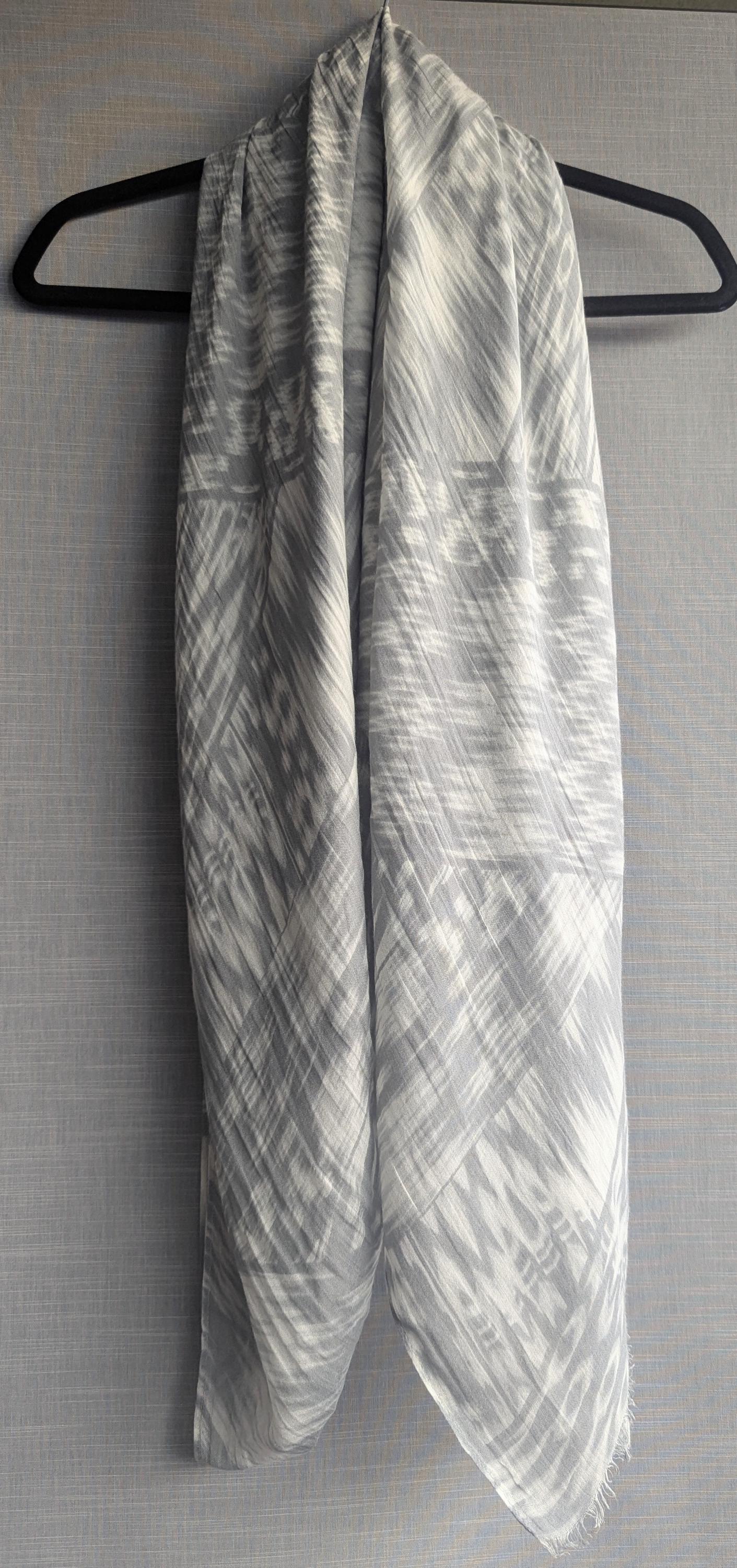 Grau-Weißer Schal - Handgefertigt, Neutrales Mode-Accessoire. Weicher Und Kuscheliger Das Ganze Jahr Über, Unisex-Schal von Lucky120