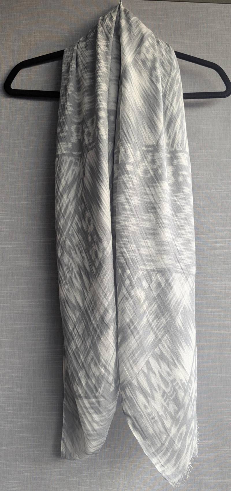 Grau-Weißer Schal - Handgefertigt, Neutrales Mode-Accessoire. Weicher Und Kuscheliger Das Ganze Jahr Über, Unisex-Schal von Lucky120