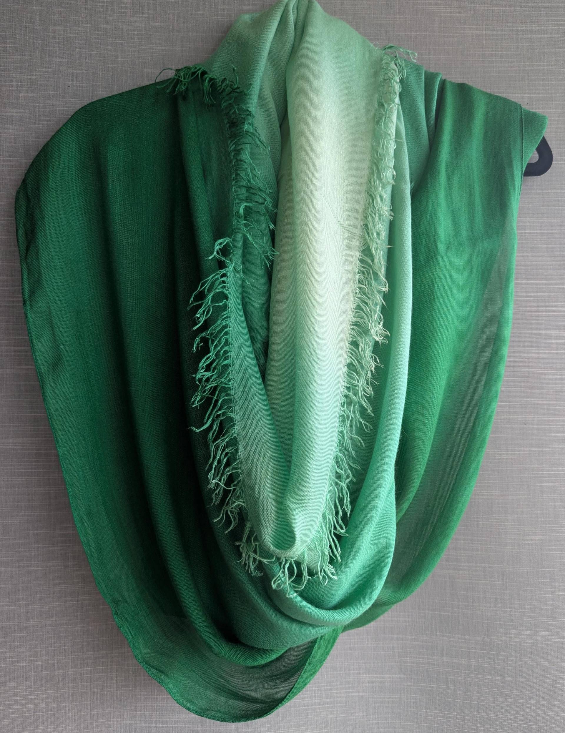 Grüner Batik-Schal - Boho Leichter Baumwollschal Lebendiges Sommer Accessoire Einzigartiges Geschenk Für Sie von Lucky120