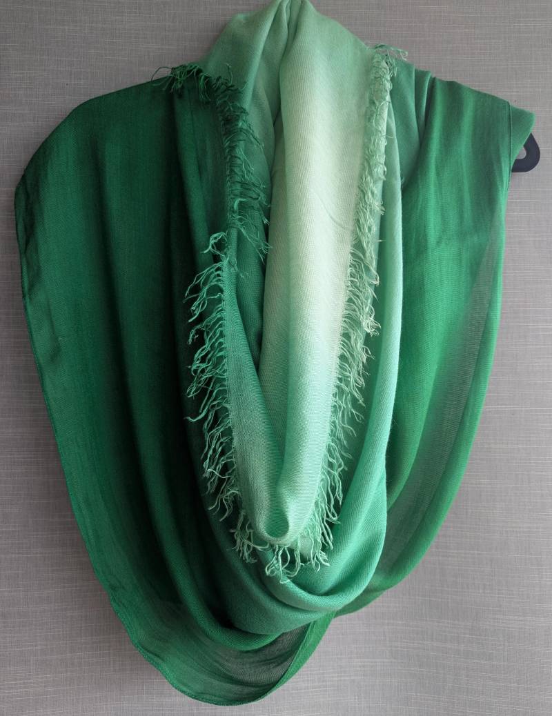 Grüner Batik-Schal - Boho Leichter Baumwollschal Lebendiges Sommer Accessoire Einzigartiges Geschenk Für Sie von Lucky120