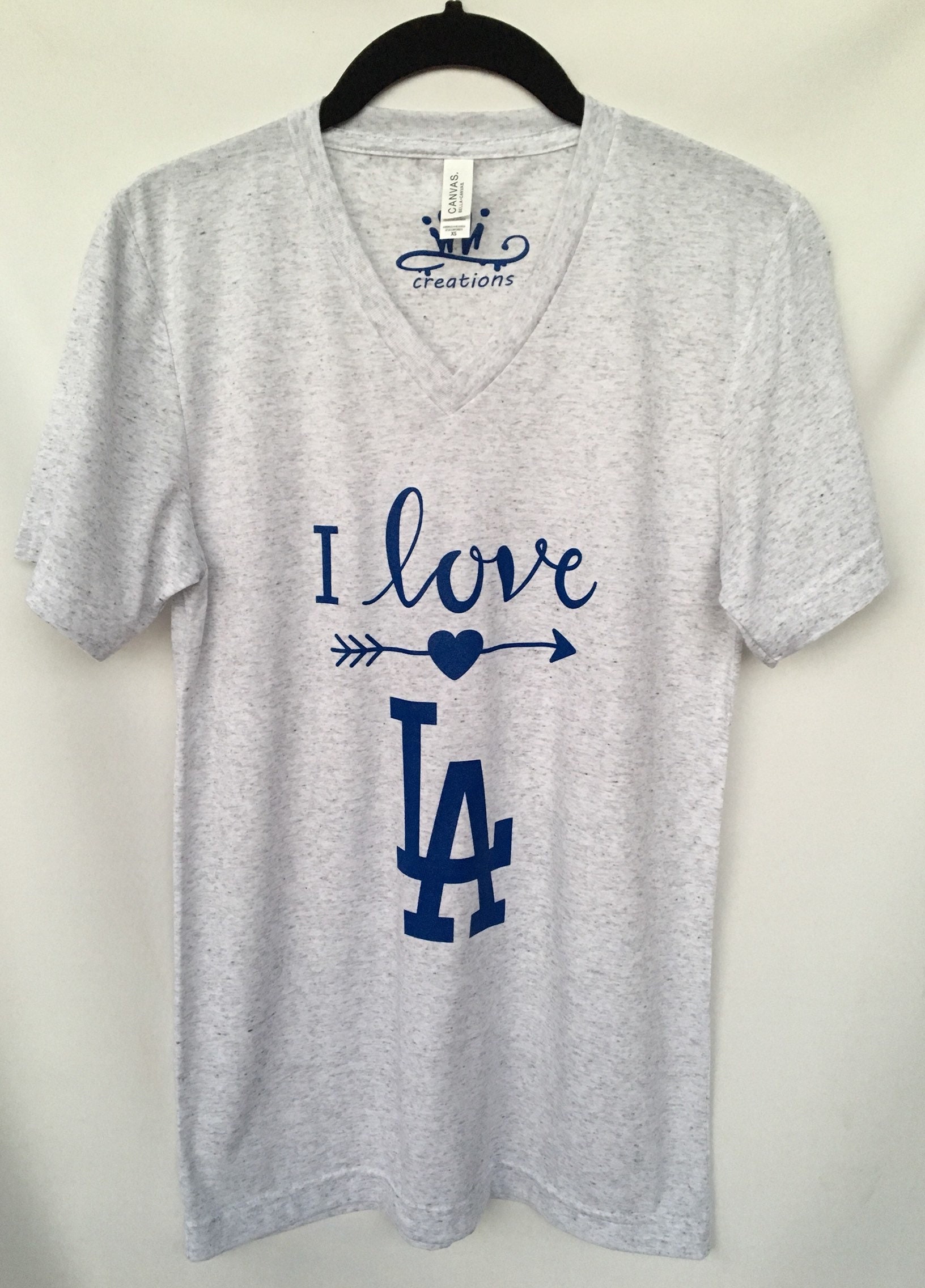 I Love La T-Shirt. Unisex V-Ausschnitt T-Shirt. Geschenk Freundlich von Lucky120