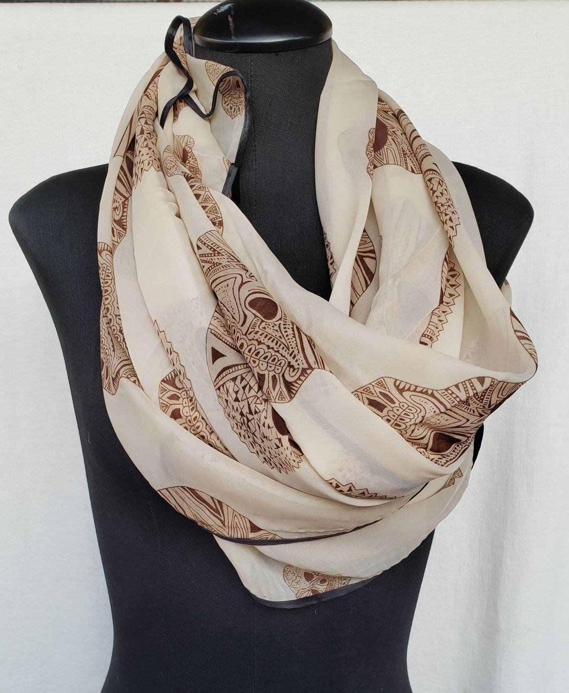 Sugar Skull Mandel Latte Seidiger Schal. Braun Beige Schal Calavera. Herbst Mode Geschenk Freundlich von Lucky120