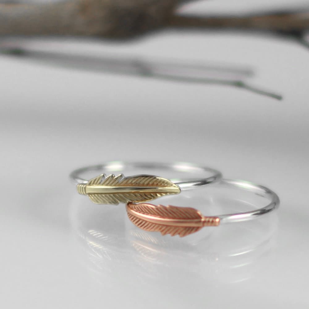 Feder Ring, Stapelring, Boho Sinn Tinny Feder, Gehämmerter Geschenk Für Sie Feder Ring, Stapelring, Boho Sinn Tinny Feder, Gehämmerter Geschenk Für Sie von LuckyBeeJewelry