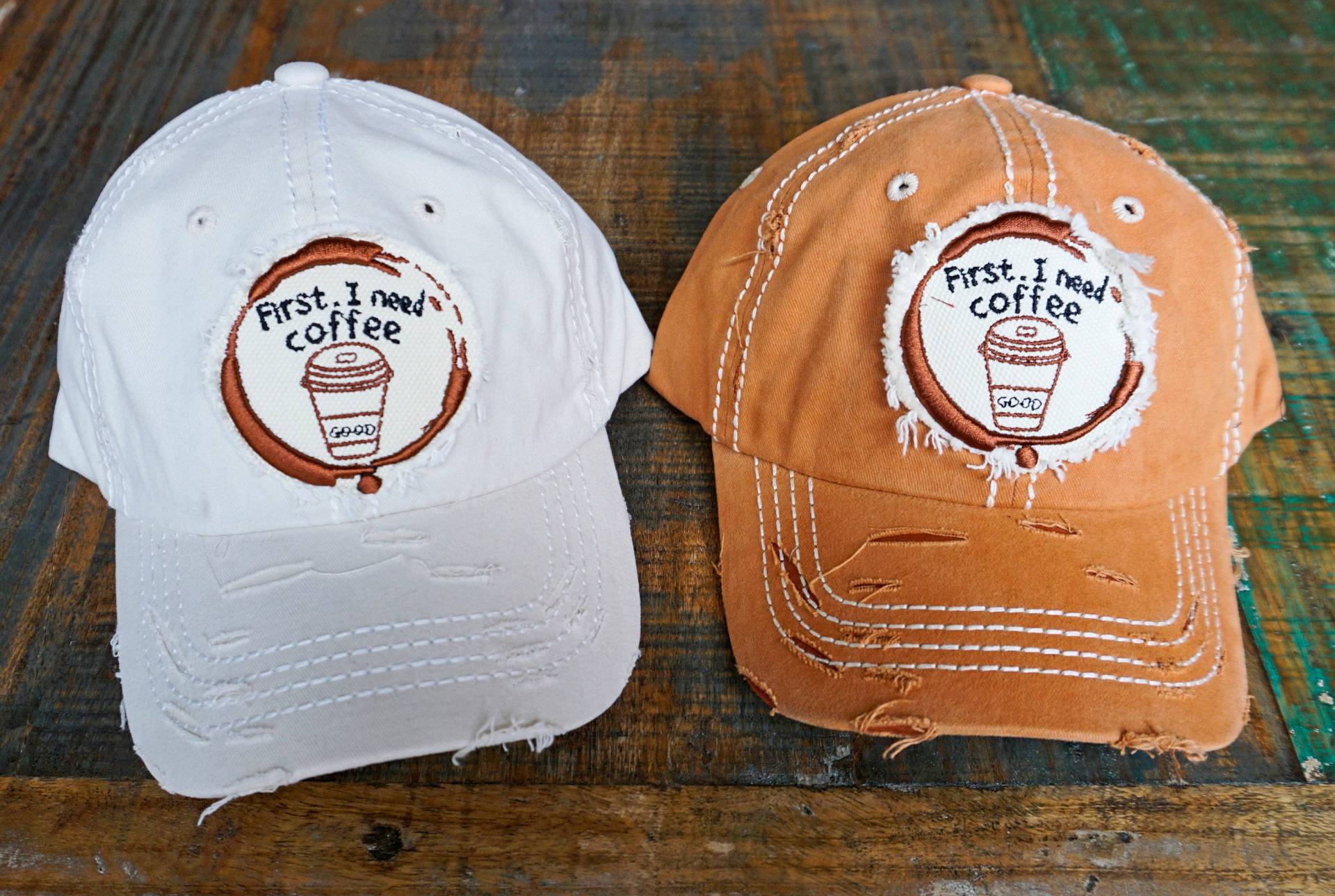 First I Need Coffee Distressed Dad - Bestickte Ball Cap First I Need Coffee Distressed Dad - Bestickte Ball Cap von LuckyDeals4U