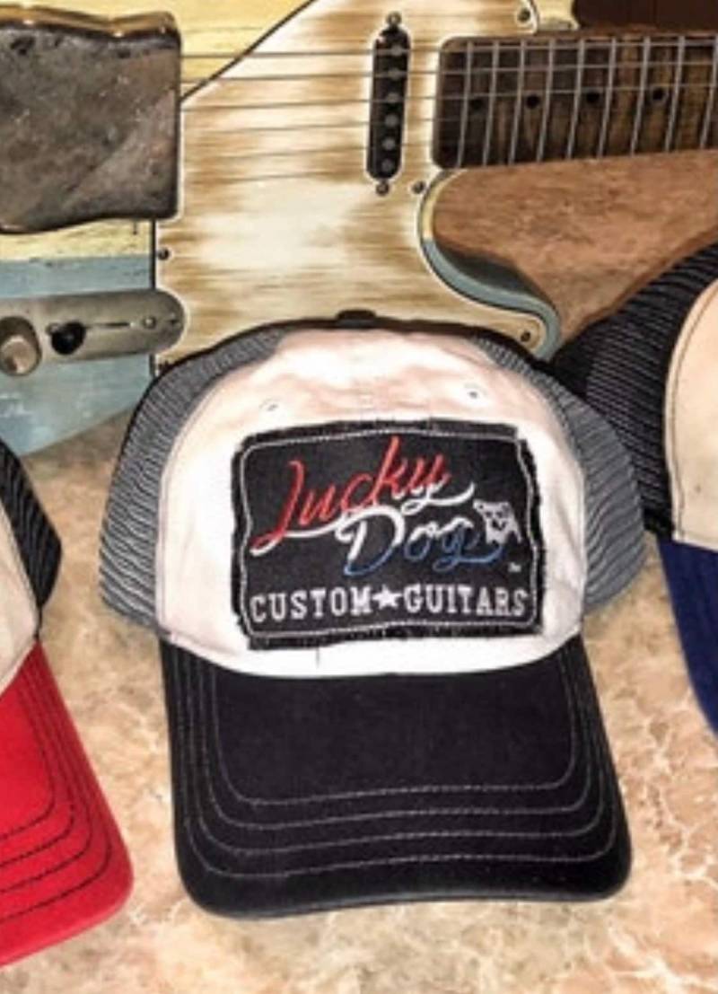 Lucky Dog Gitarren Weiß & Schwarz "Low Profil" Mesh Trucker Ball Cap Hut Nicht Strukturierte Krone - Normale Größe Mehrere Patch-Optionen von LuckyDogGuitars
