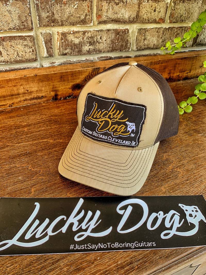 Lucky Dog Guitars Beige Mit Braunem Mesh Trucker Ball Cap Hut Strukturierter Krone - Normale Größe Mehrere Patch-Optionen von LuckyDogGuitars