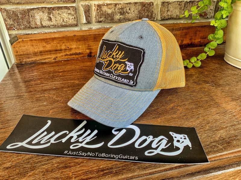Lucky Dog Guitars Light Denim Und Gold/Sand Mesh Trucker Ball Cap Hut Mit Strukturierter Krone - Normale Größe Usa Mehrere Patch-Optionen von LuckyDogGuitars