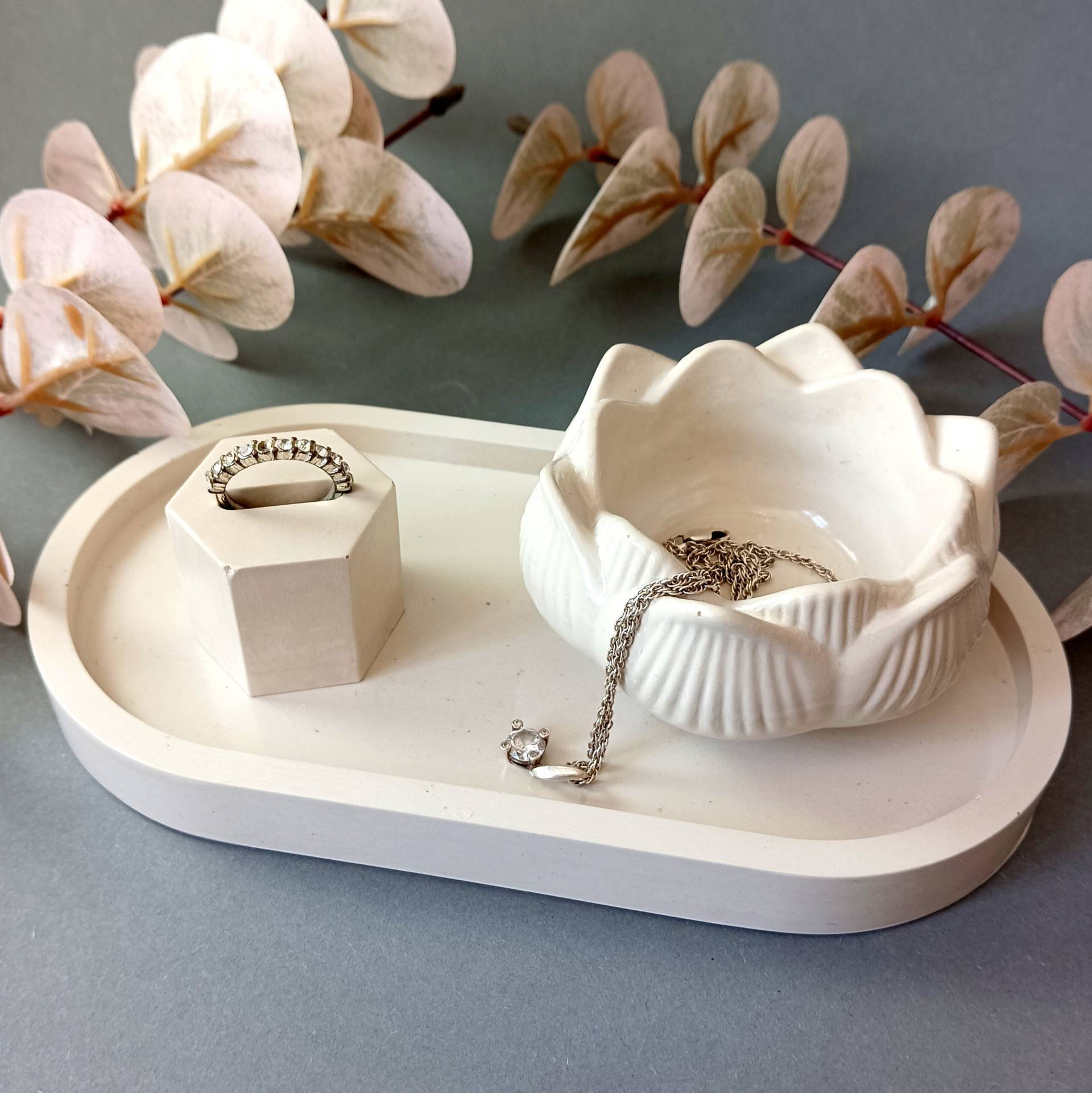 Schmuck Tablett Lotus Blume Glas Schmuckhalter Beton Ringe Halter Handgemachtes Geschenk Für Sie von LuckyElenaShop