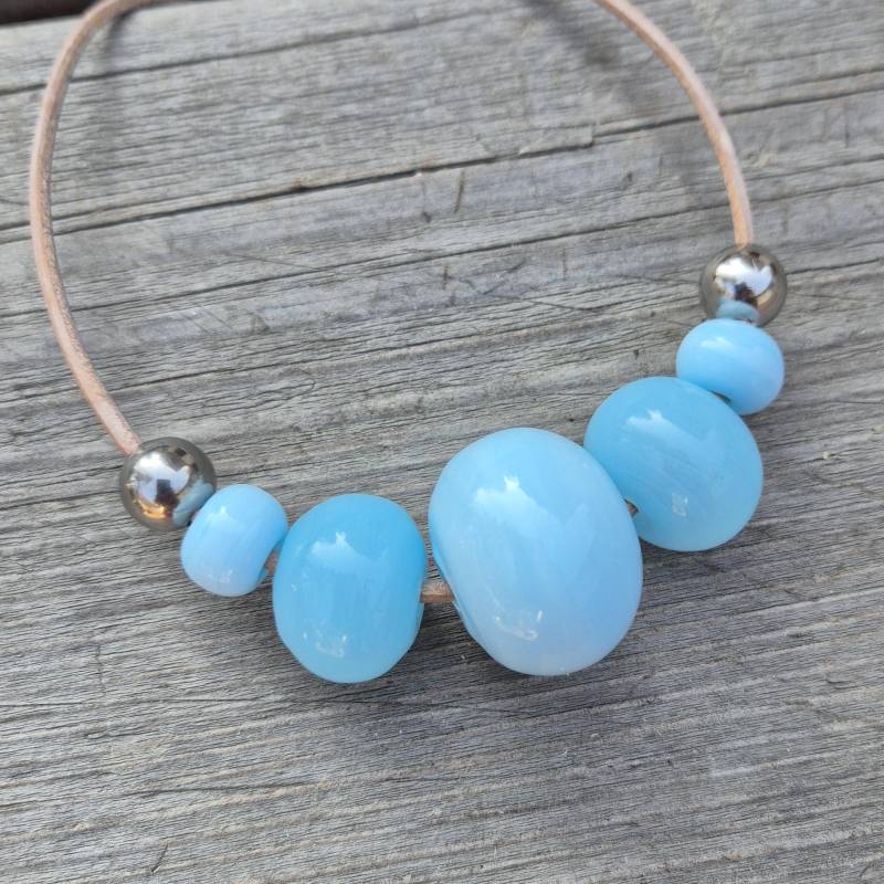 Boho Hellblaue Lampwork Glasperlenkette Lederband Boho Hellblaue Lampwork Glasperlenkette Lederband von LuckyFineGlass