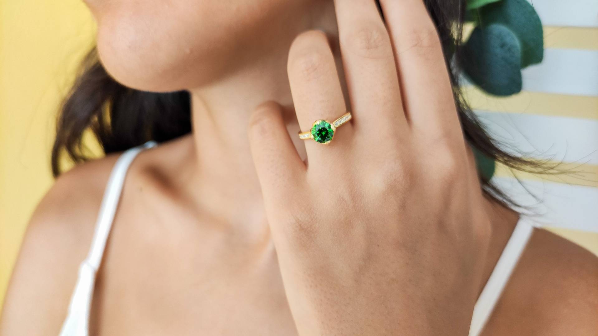 Smaragd Verlobungsschmuck Ring, Grün Statement Gold Ring Für Frauen, Geburtsstein Versprechen Individuell Graviert Silber von LuckyGirlAtelier