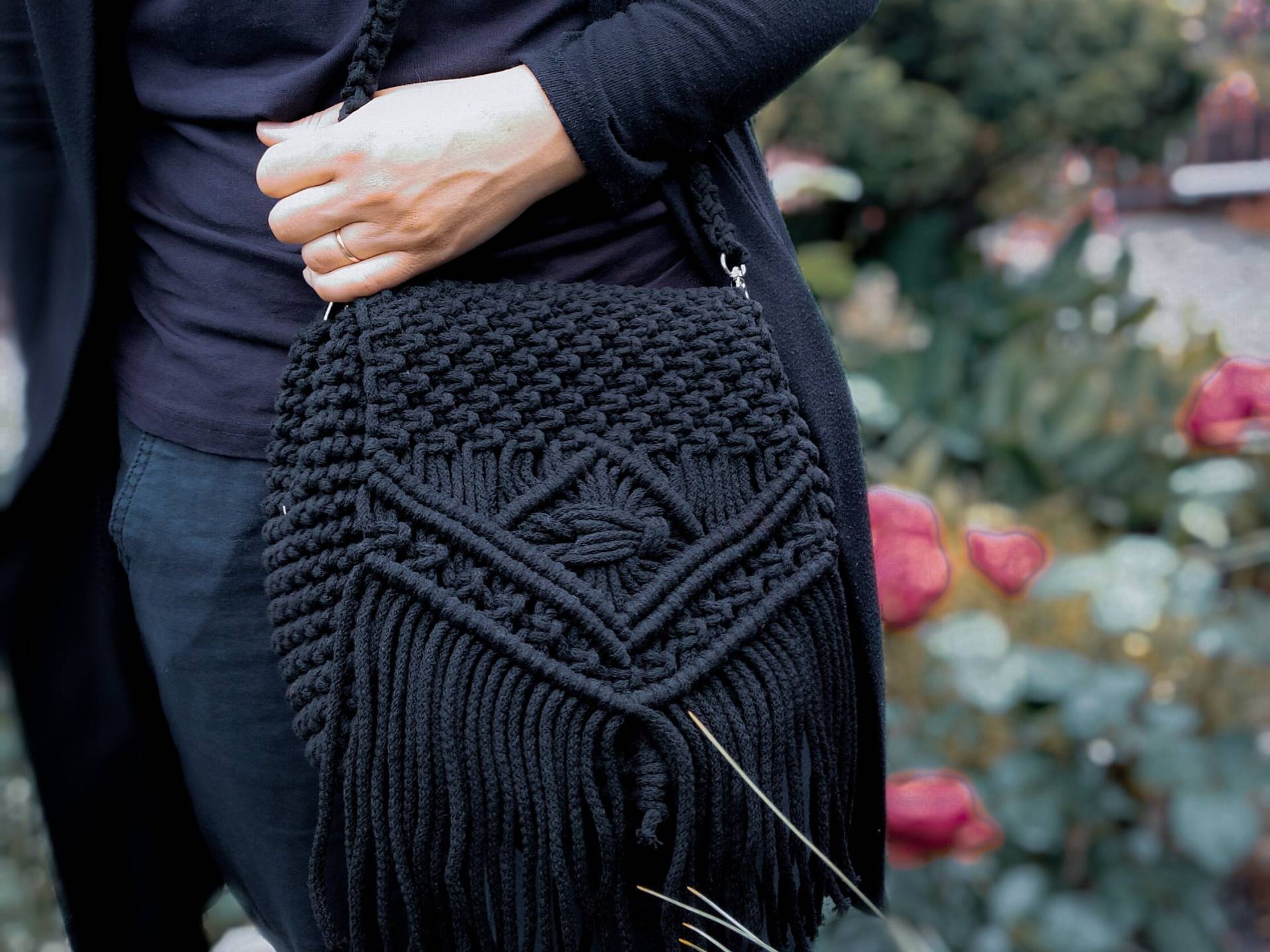 Schwarze Makramee-Tasche Mit Fransen, Eine Handgewebte Wochenend-Umhängetasche Aus Baumwollschnur, Perfekt Für Ein Festival Schwarze Makramee-Tasche Mit Fransen, Eine Handgewebte Wochenend-Umhängetasche Aus Baumwollschnur, Perfekt Für Ein Festival von LuckyHatPL
