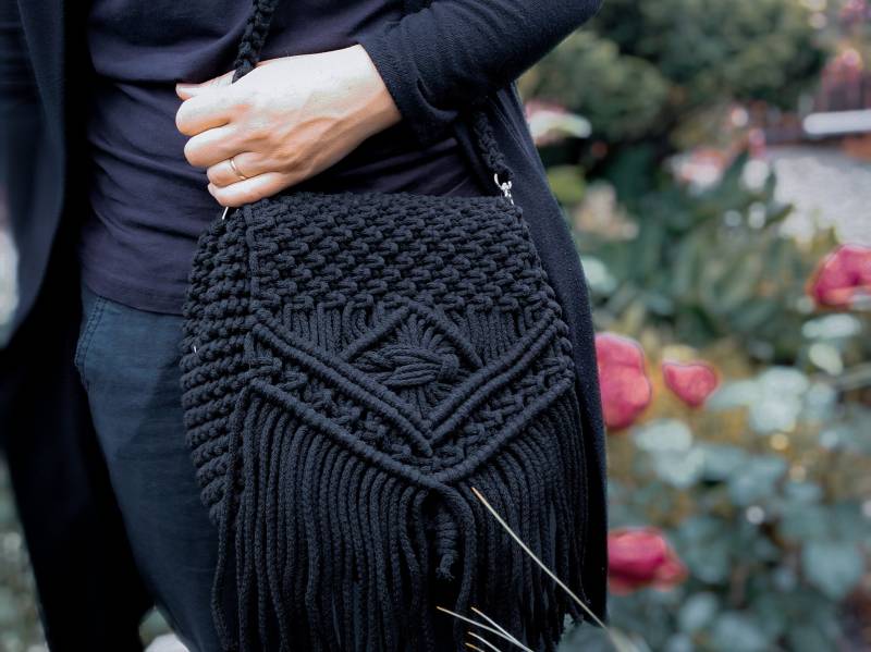 Schwarze Makramee-Tasche Mit Fransen, Eine Handgewebte Wochenend-Umhängetasche Aus Baumwollschnur, Perfekt Für Ein Festival Schwarze Makramee-Tasche Mit Fransen, Eine Handgewebte Wochenend-Umhängetasche Aus Baumwollschnur, Perfekt Für Ein Festival von LuckyHatPL