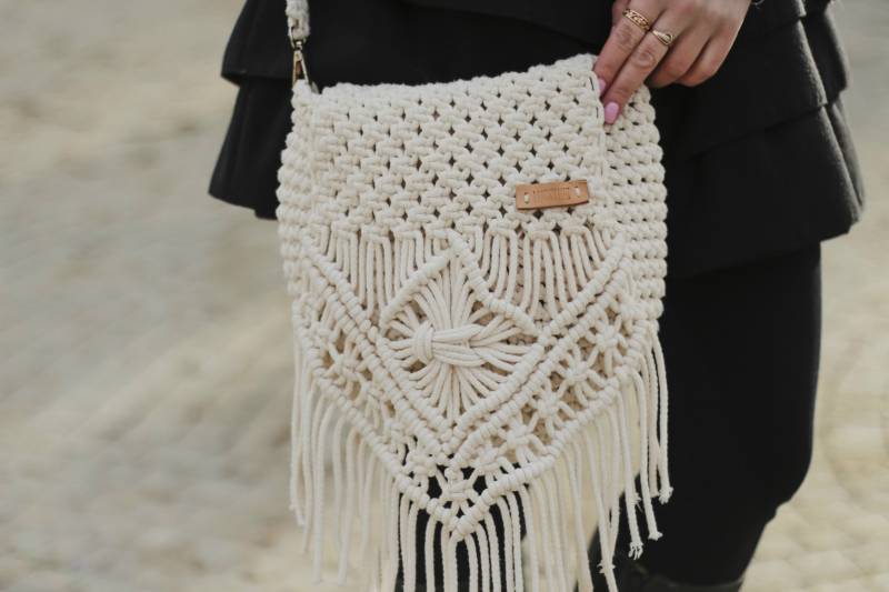 Sommerliche Ecrufarbene Makramee-Tasche Mit Fransen Im Boho-stil. Weekender Umhängetasche Für Damen. Mittlere Handtasche Hobo Kordel Jeden Tag von LuckyHatPL