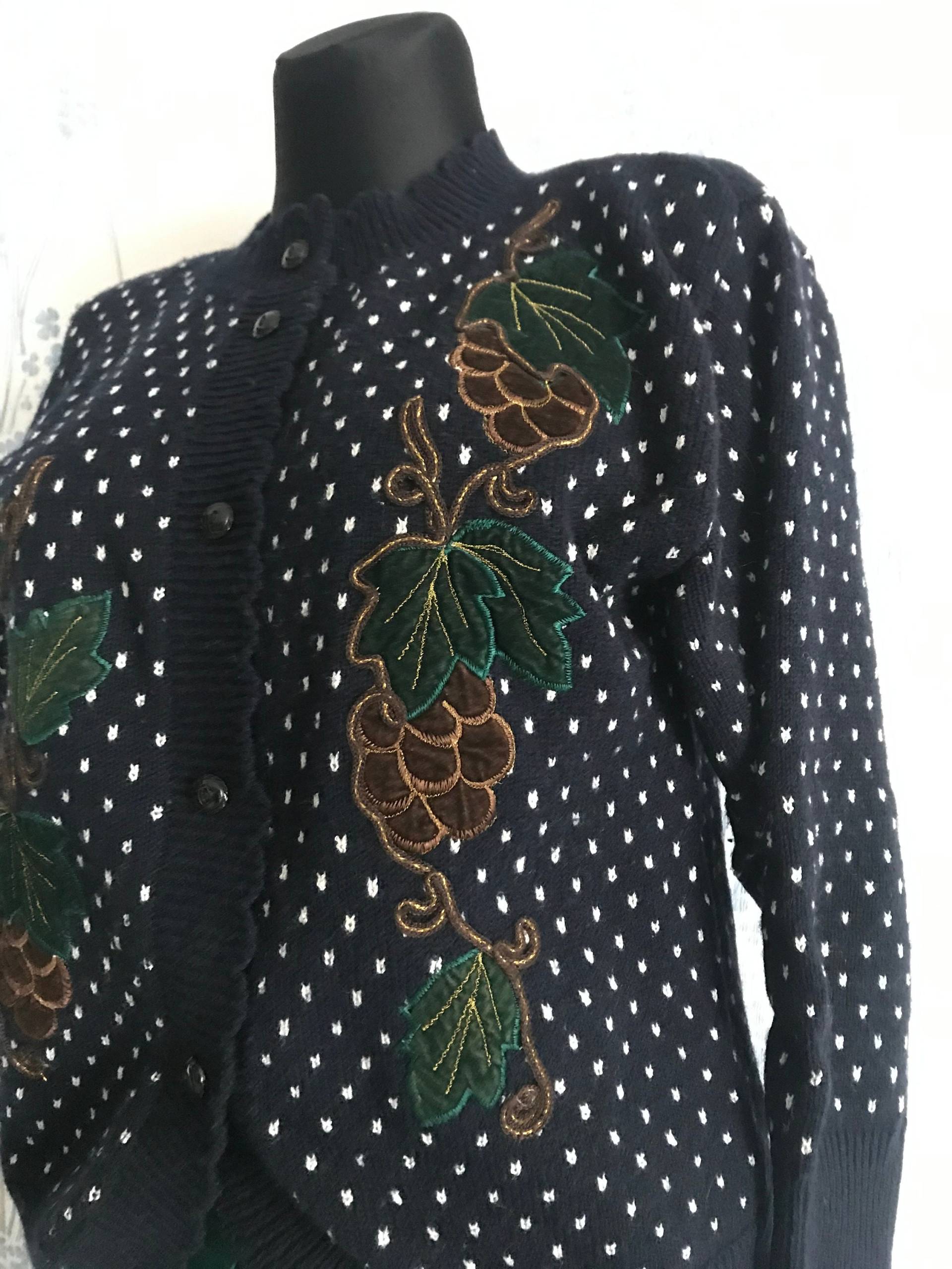 Vintage 80' Boutique Charlie Geneve Wolle Cardigan Mit Applikation Trauben, Größe S-M, Gepolsterte Schultern von LuckyMarta