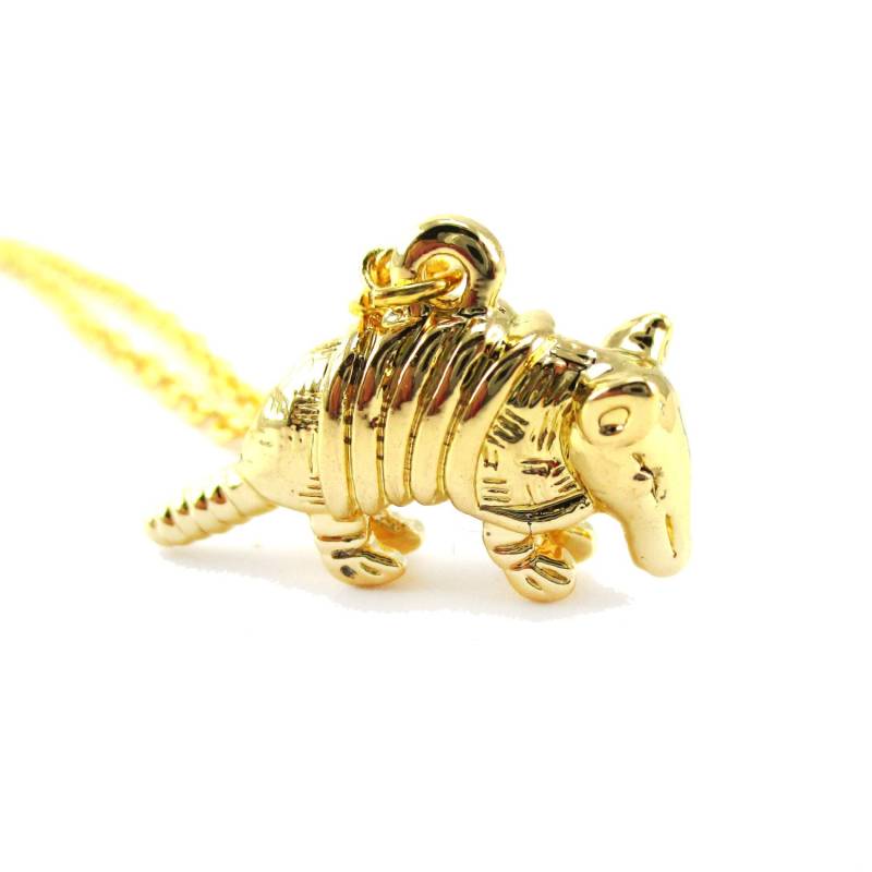 3D Gürteltier Form Anhänger Halskette in Gold | Handgemachte Tier Schmuck von LuckyMiiJewelry