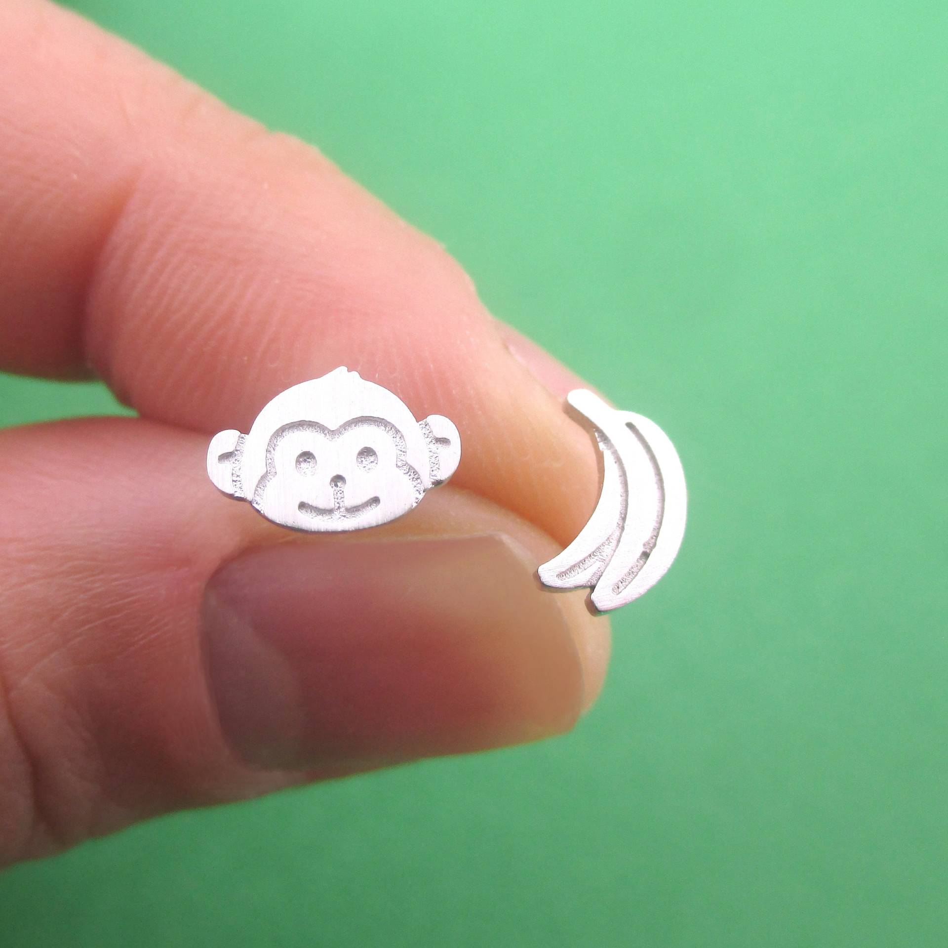 Affe Und Banane Geformt Allergiker Frei Ohrstecker in Silber Oder Rose Gold | Minimal Handgemachter Tier Schmuck von LuckyMiiJewelry