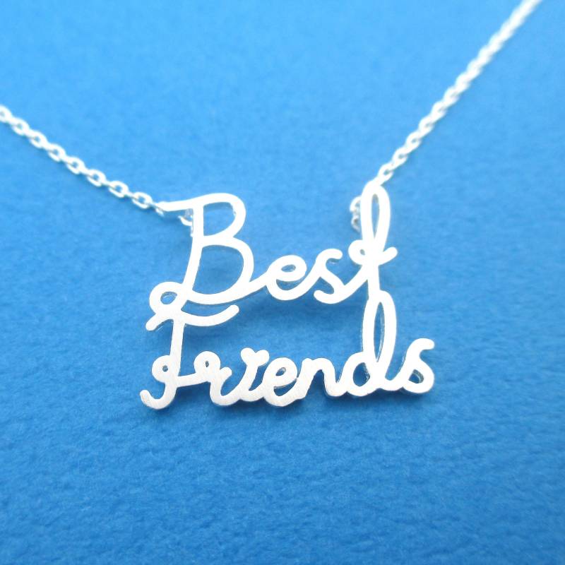 Best Friends Cursive Typografie Dye Cut Anhänger Halskette Silber | Handgemachte Einfache Und Zierliche Schmuckstücke von LuckyMiiJewelry