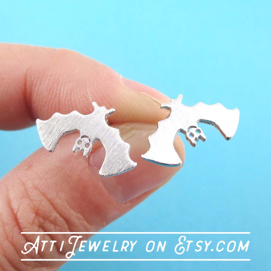 Fledermaus Hängende Upside-Down-Förmige Allergie Freie Ohrstecker in Silber | Handgemachte Tier Schmuck von LuckyMiiJewelry