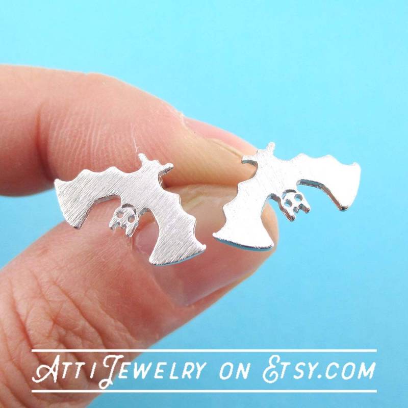 Fledermaus Hängende Upside-Down-Förmige Allergie Freie Ohrstecker in Silber | Handgemachte Tier Schmuck von LuckyMiiJewelry