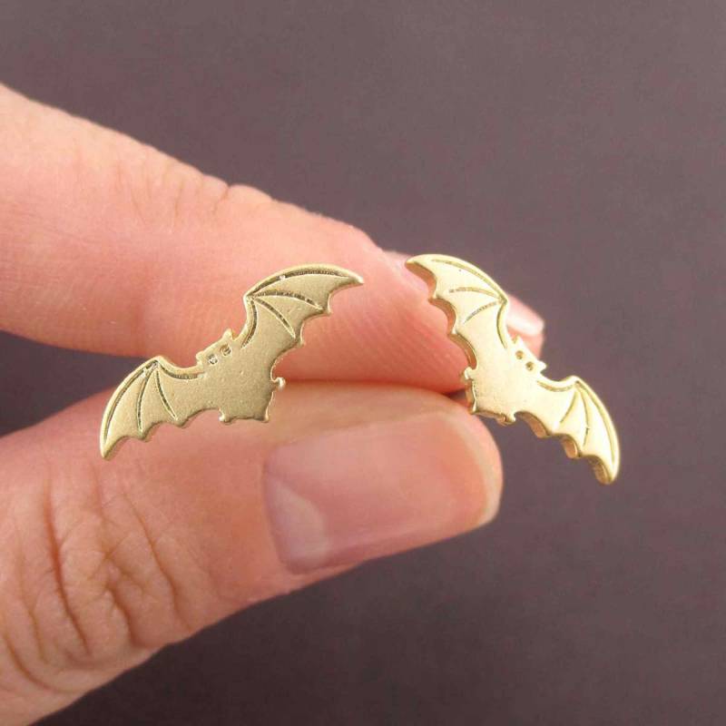 Fledermaus Mit Ausgebreiteten Flügeln Silhouette Geformte Allergiefreie Halloween-Ohrstecker in Gold | Handgemachte Tier Schmuck von LuckyMiiJewelry