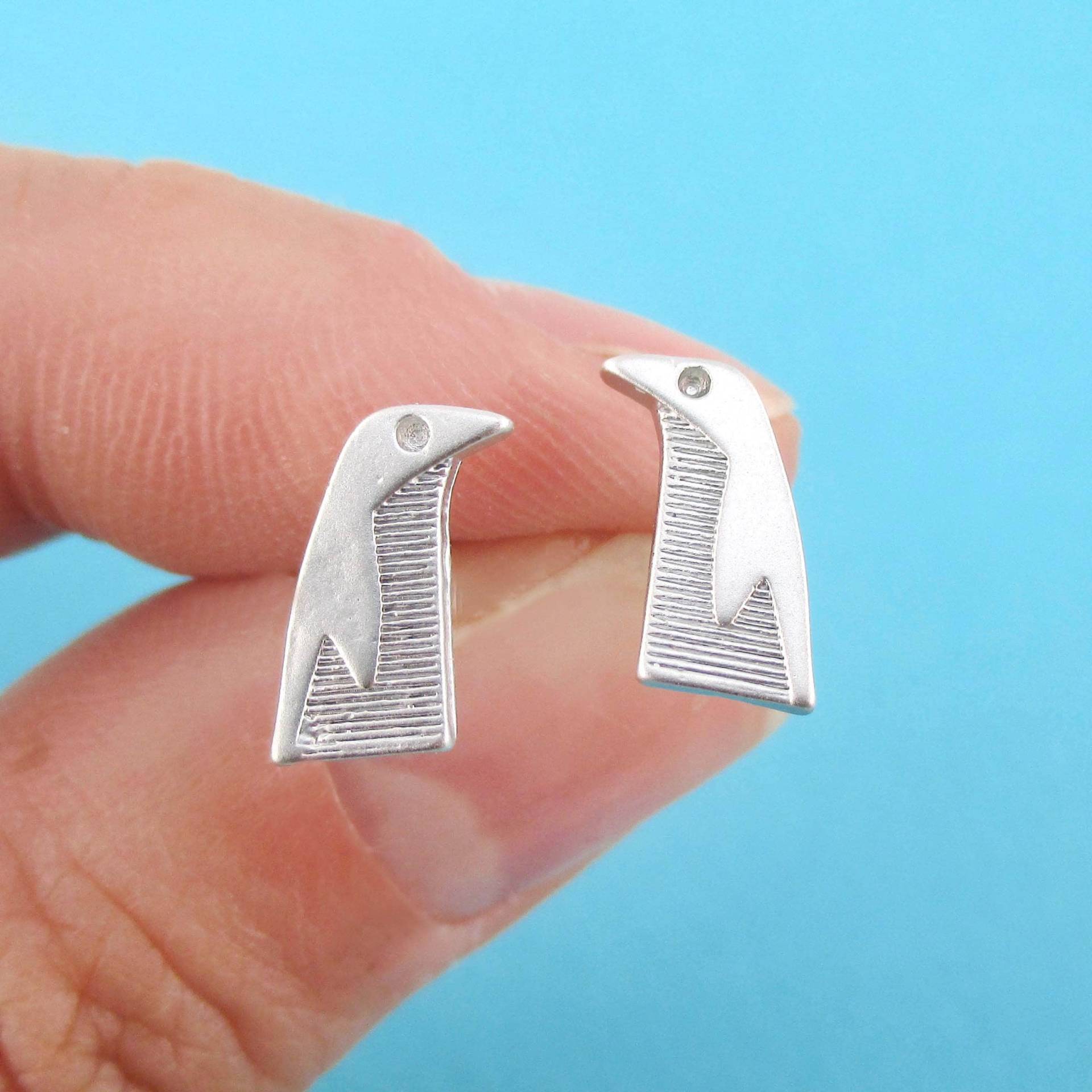 Kaiserpinguin Vogel Silhouette Geformte Allergie Freie Strukturierte Ohrstecker in Gold Oder Silber | Minimal Handgemachter Tier Schmuck von LuckyMiiJewelry