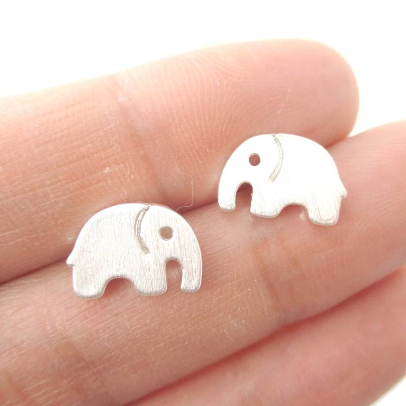 Kleine Elefant Silhouette Förmige Ohrstecker in Silber | Handgemachte Tier Schmuck von LuckyMiiJewelry