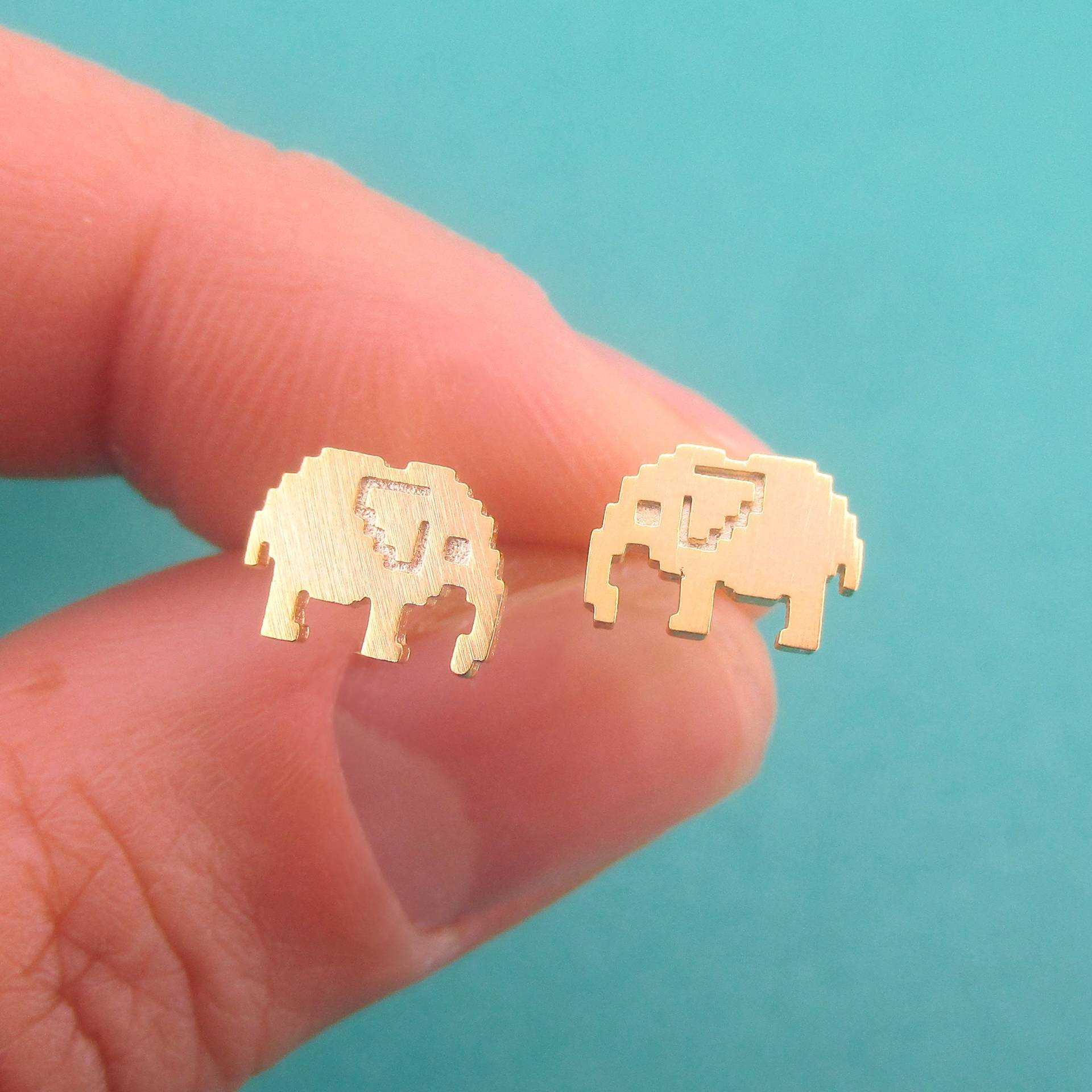 Kleine Pixelige Elefanten Ohrstecker in Silber Oder Gold | Minimal Handgemachte Tier Inspirierte Schmuck Für Liebhaber von LuckyMiiJewelry