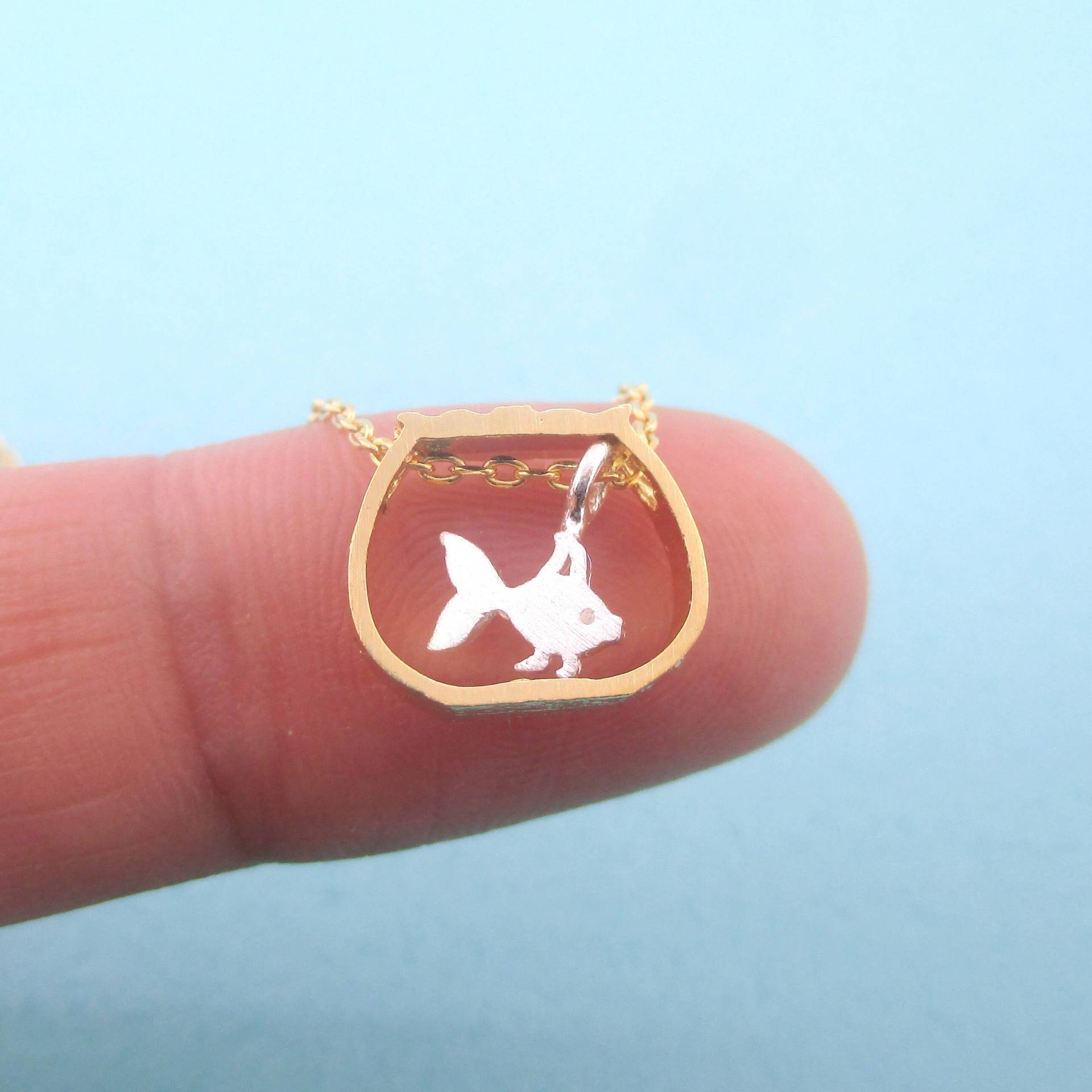 Miniatur Goldfisch in Einer Fischschüssel Förmige Minimal Charme Halskette Silber Oder Gold | Handgemachte Tier Schmuck von LuckyMiiJewelry