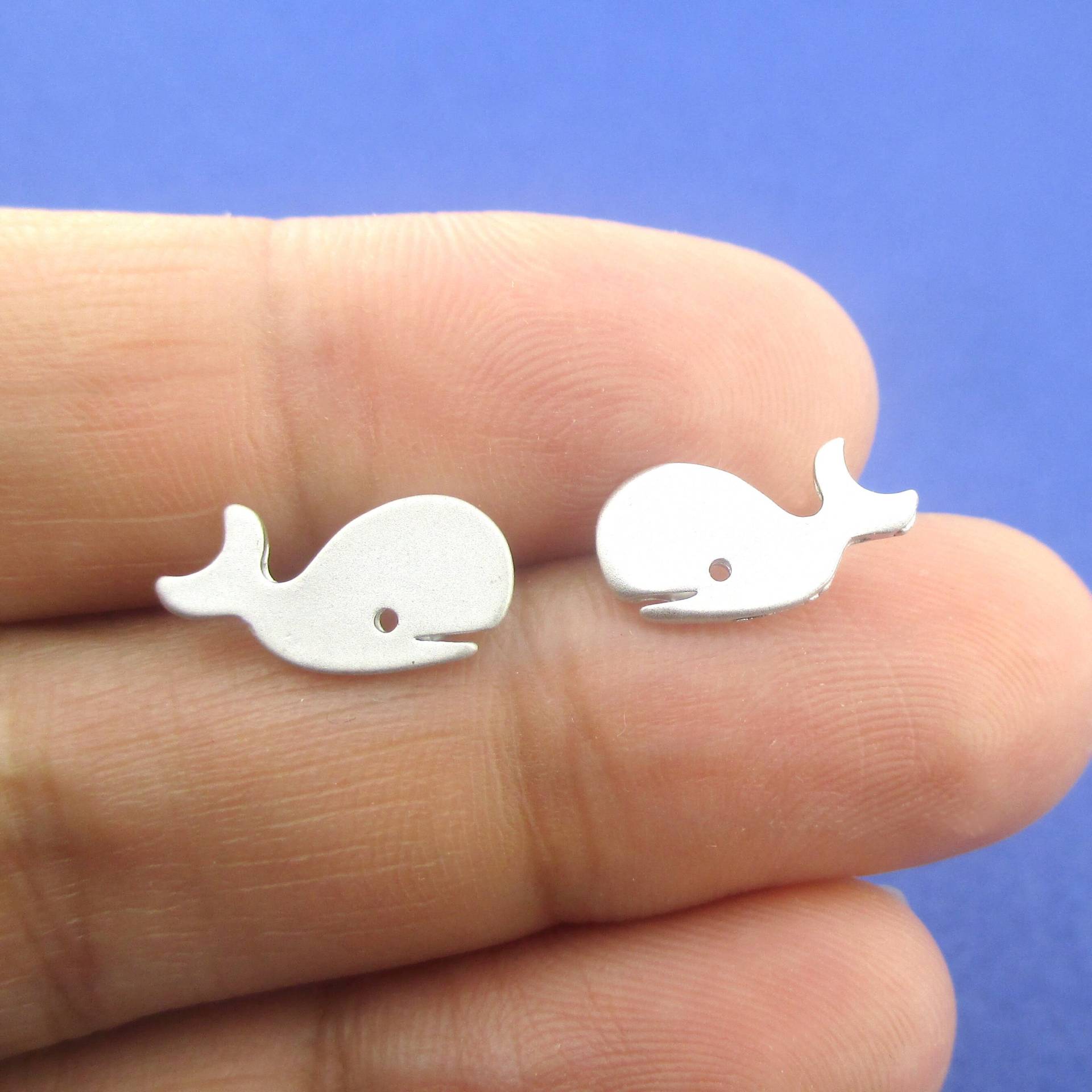Niedliche Und Minimale Cartoon Whale Silhouette Förmige Ohrstecker in .925 Sterling Silber | Handgefertigte Meeresbewohner Schmuck von LuckyMiiJewelry
