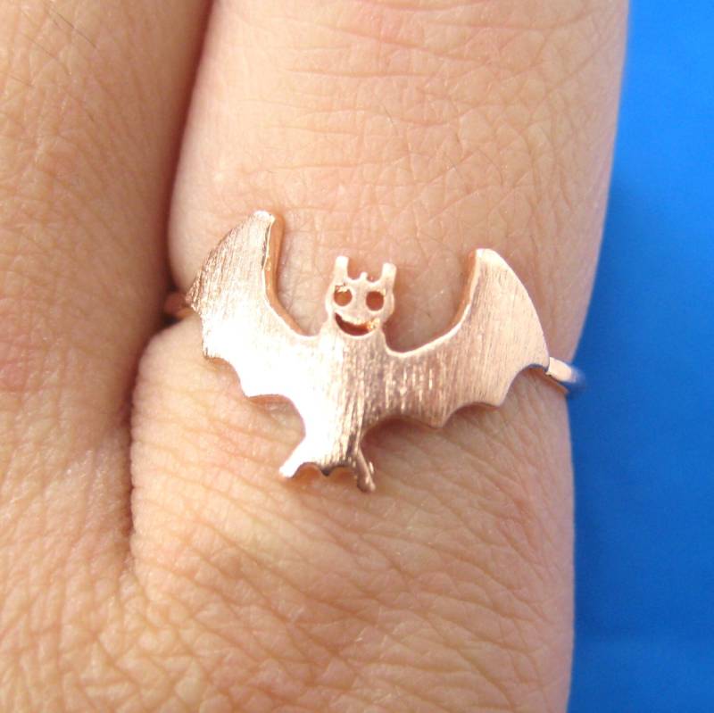 Super Süßer Und Einfacher Fledermaus-Förmiger Tier-Themen-Ring in Roségold | Größe 6 von LuckyMiiJewelry