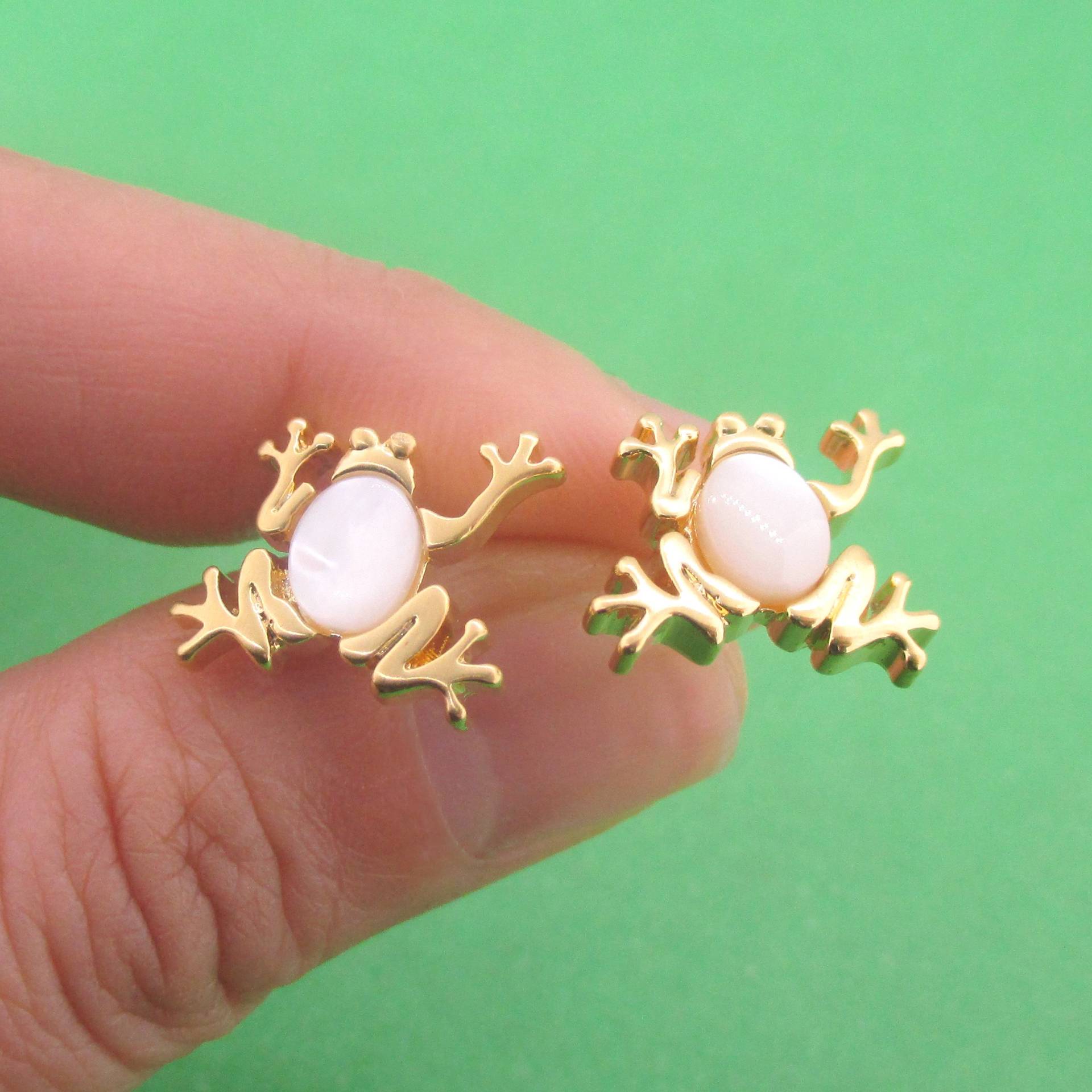 Toadly Super Frog Förmige Ohrstecker in Gold | Minimaler Handgemachter Schmuck Für Den Tierfreund Deinem Leben von LuckyMiiJewelry