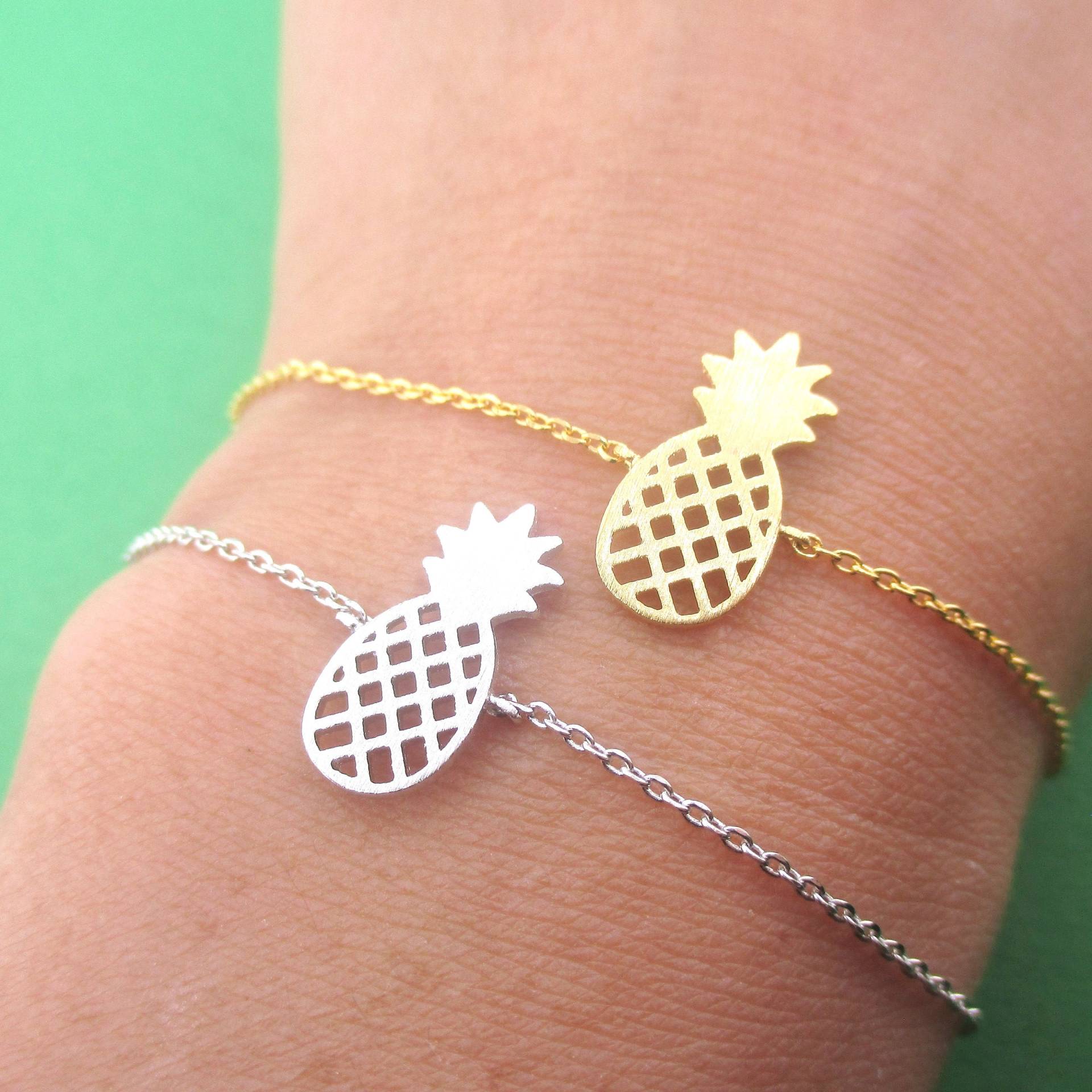 Tropisch Fruchtige Ananas Umriss Geformte Bettelarmband in Silber Oder Gold | Handgemachter Minimal Schmuck Für Foodies Und Food Lover von LuckyMiiJewelry