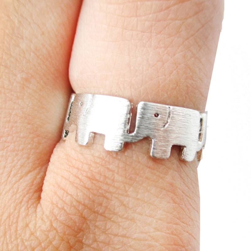 Verknüpfte Elefantenparade Tierring in Silber | Nur Us-Größe 6 Und 6.5 Handgemachter Tier Schmuck von LuckyMiiJewelry