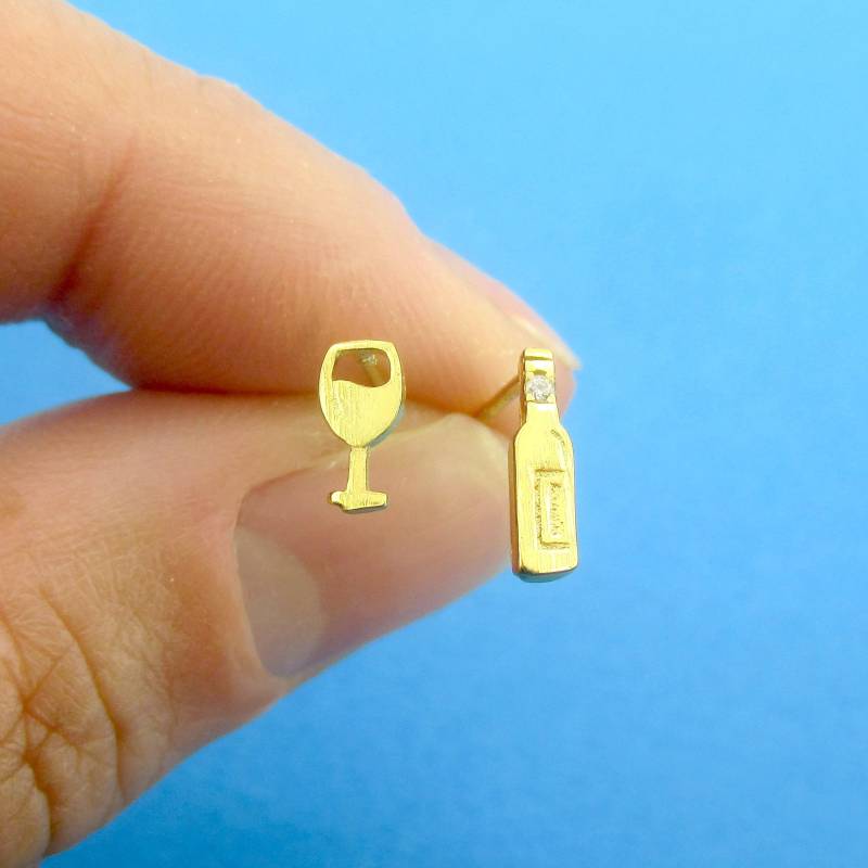 Weinflasche Und Glas Geformte Zierliche Ohrstecker in Gold Für Weinliebhaber | Minimal Handgemachter Essen Trinken Inspirierter Schmuck Foodies von LuckyMiiJewelry