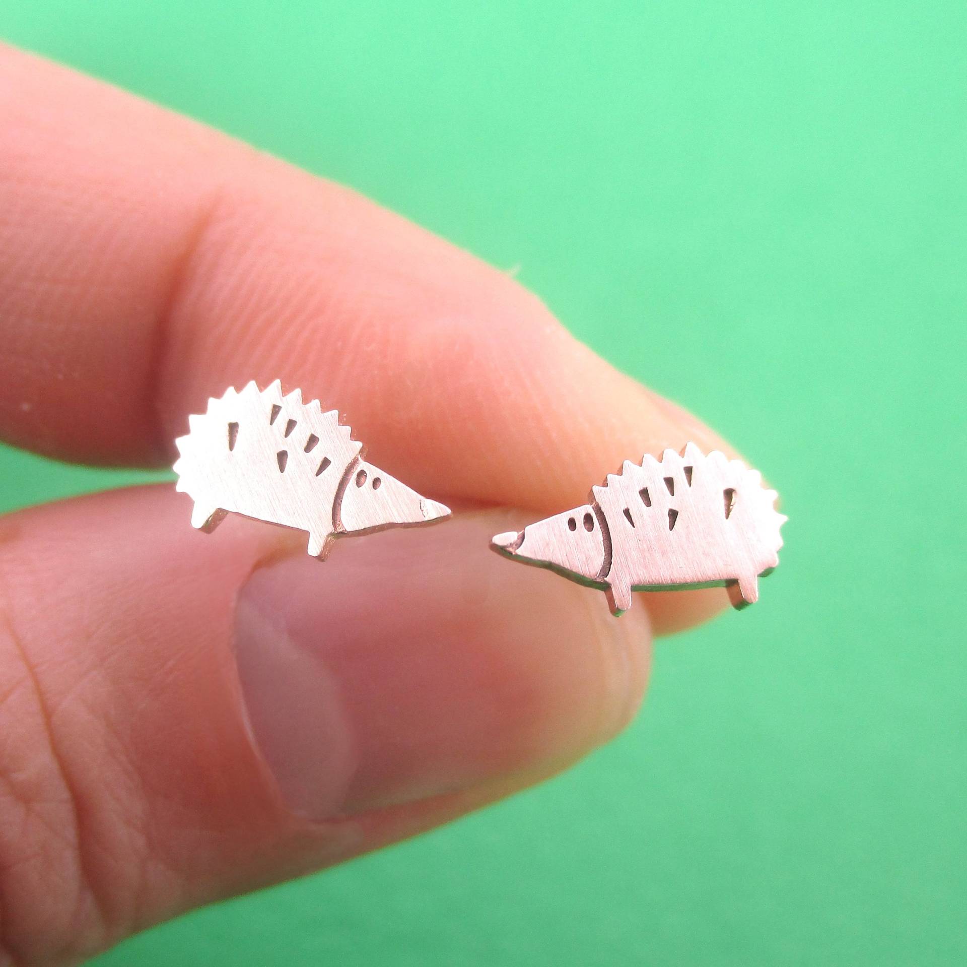 Winzige Stachelige Igel-Förmige Tier-Themen-Allergie-Freie Ohrstecker in Goldsilber Oder Roségold | Minimal Handgemachter Tier Schmuck von LuckyMiiJewelry