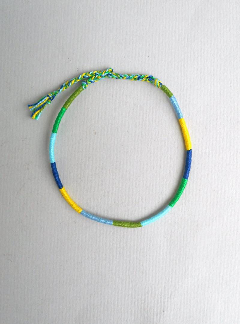 Bunt Baumwollfaden Fußkettchen Geflochtener Surfer Style von LuckyRatJewellery