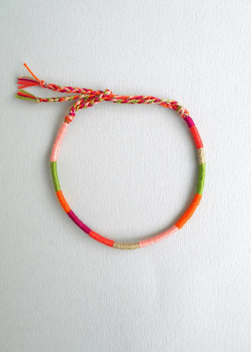 Farbenfrohes Freundschaftsarmband Aus Baumwolle Boho Teen Handgelenk-stack von LuckyRatJewellery