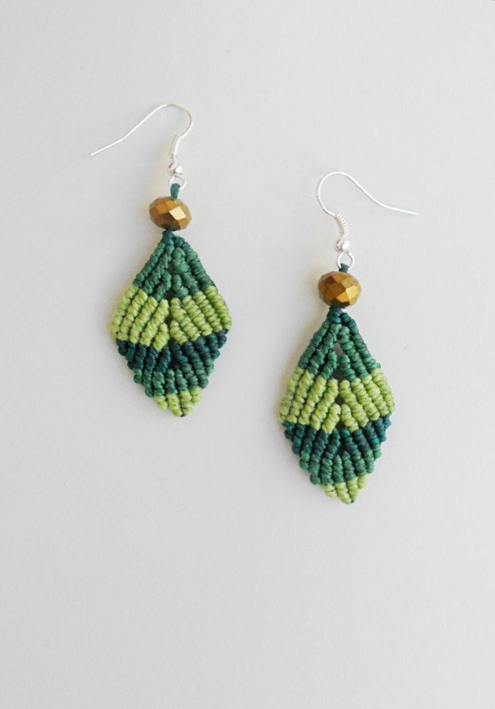 Grüne Blatt Makramee Ohrringe Veganer Schmuck Mit Ombre Muster von LuckyRatJewellery