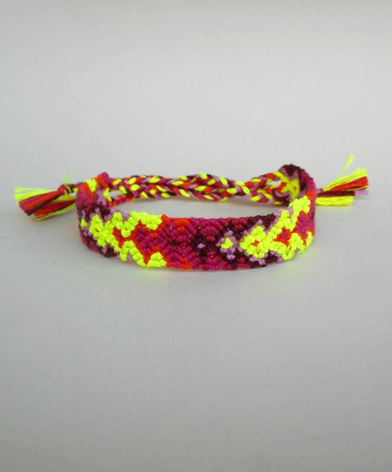 Handgemachtes Pfeil Freundschaftsarmband Neon Gelbes Chevron Baumwollband von LuckyRatJewellery