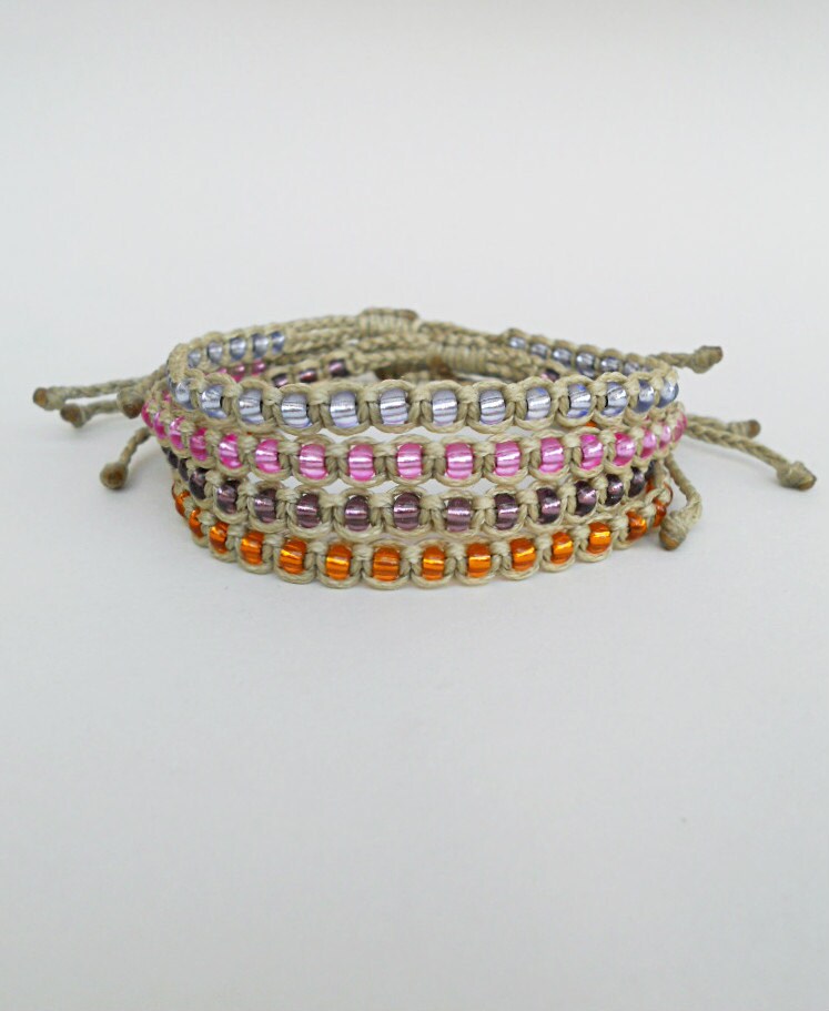 Makramee Glasperlenarmband Boho Chic Verstellbarer Armreif, Erdige Töne von LuckyRatJewellery