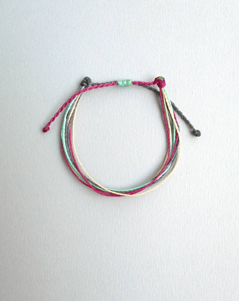 Multi Strand String Armband Rubin Grau Türkis Creme, Wasserdicht von LuckyRatJewellery