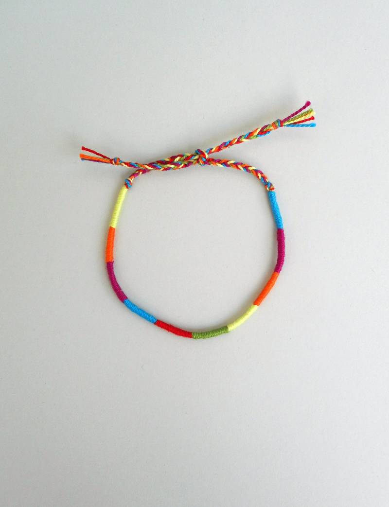 Regenbogen Freundschafts Armband Dünnes Baumwollseil, Strandschmuck von LuckyRatJewellery