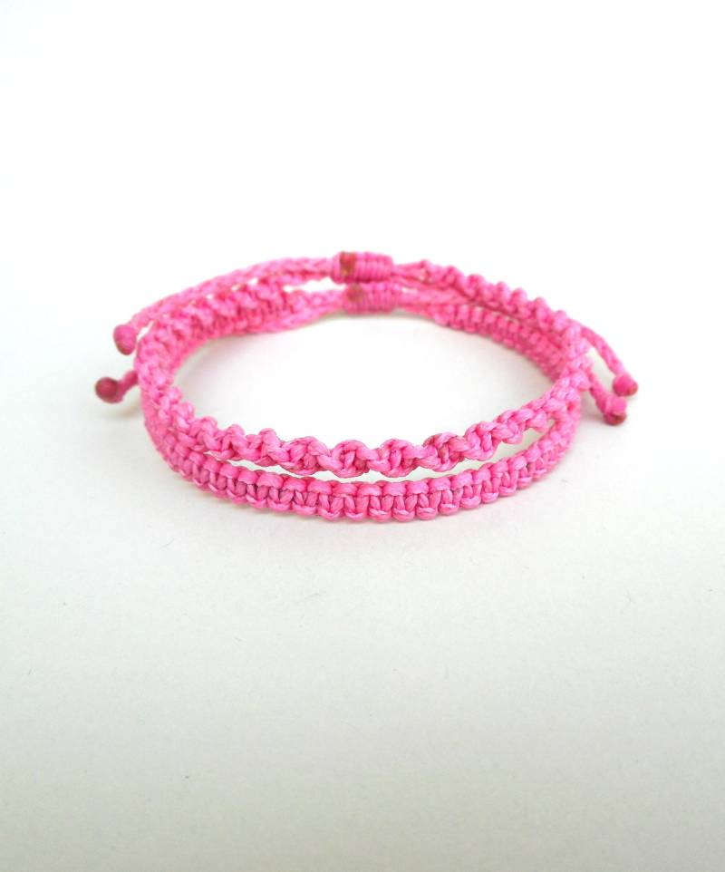 Rosa Macrame Armband Surfer Style, Aus Gewachster Kordel von LuckyRatJewellery