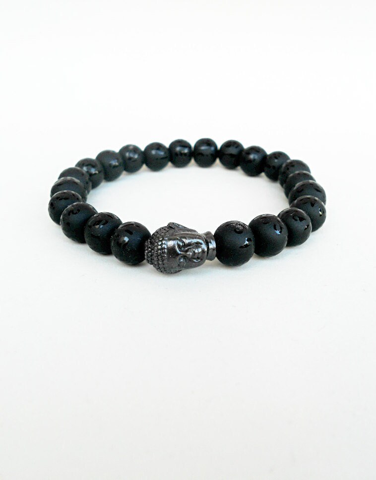 Schwarzer Onyx Buddha Armband Geschnitzte Om Mala Perlen, Akzent in Gunmetal von LuckyRatJewellery