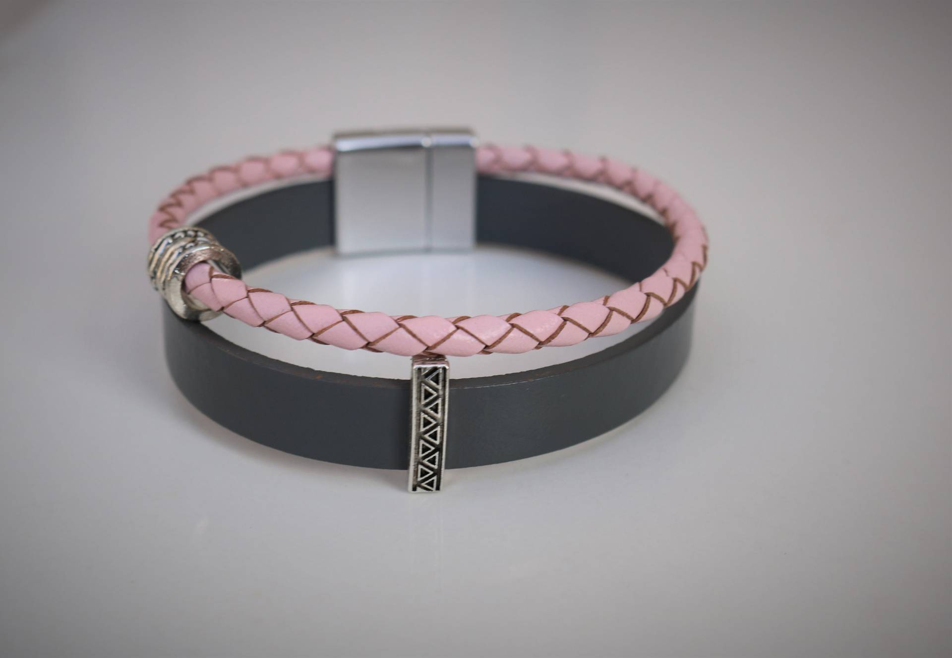 Grau Rosa Leder Armband Mit Edelstahl Magnet-Verschluss Grau Rosa Leder Armband Mit Edelstahl Magnet-Verschluss von LuckySchmuck