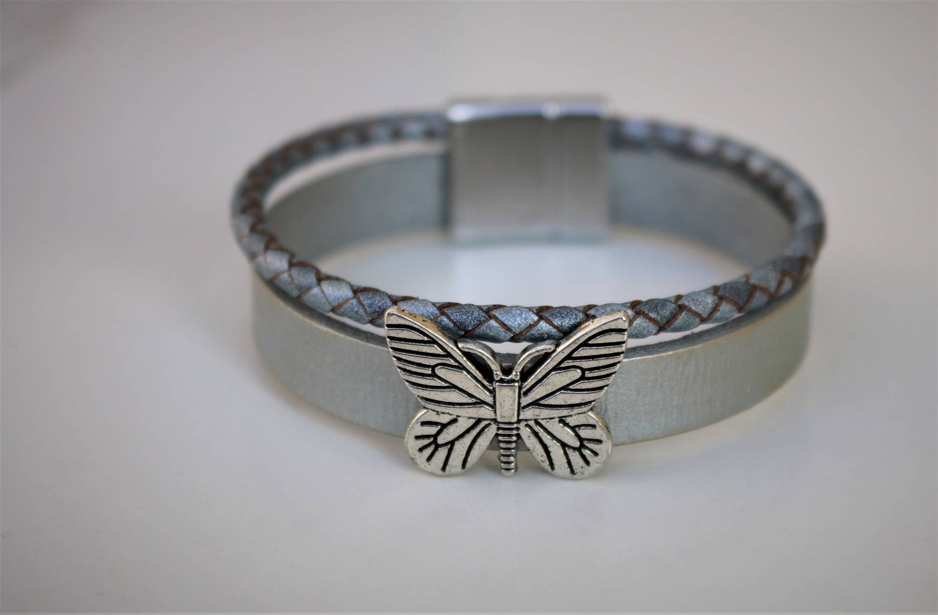 Graues Leder Armband Mit Edelstahl Magnet-Verschluss Graues Leder Armband Mit Edelstahl Magnet-Verschluss von LuckySchmuck