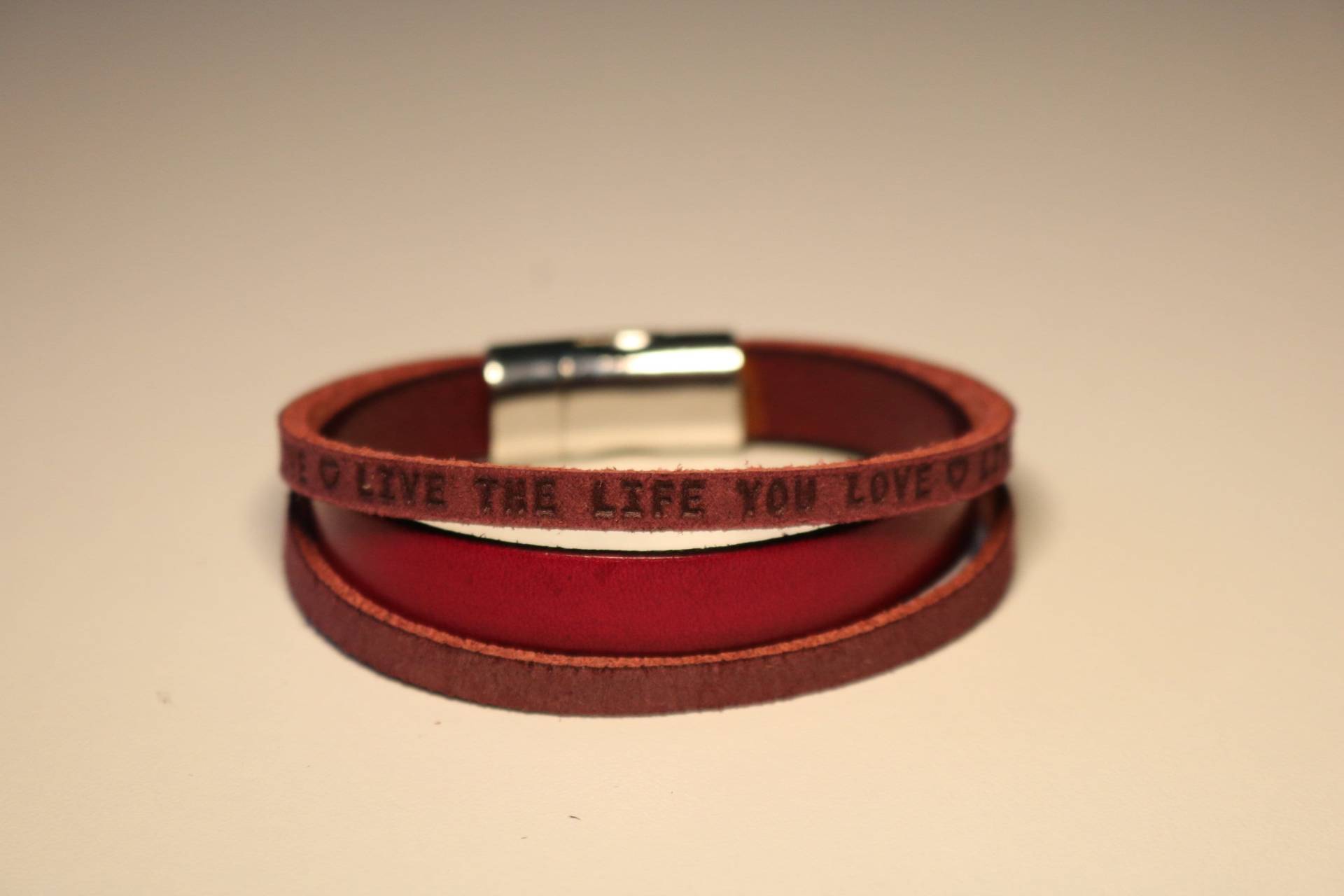 Leder Armband Mit Edestahl Magnet-Verschluß Live The Life You Love Leder Armband Mit Edestahl Magnet-Verschluß Live The Life You Love von LuckySchmuck