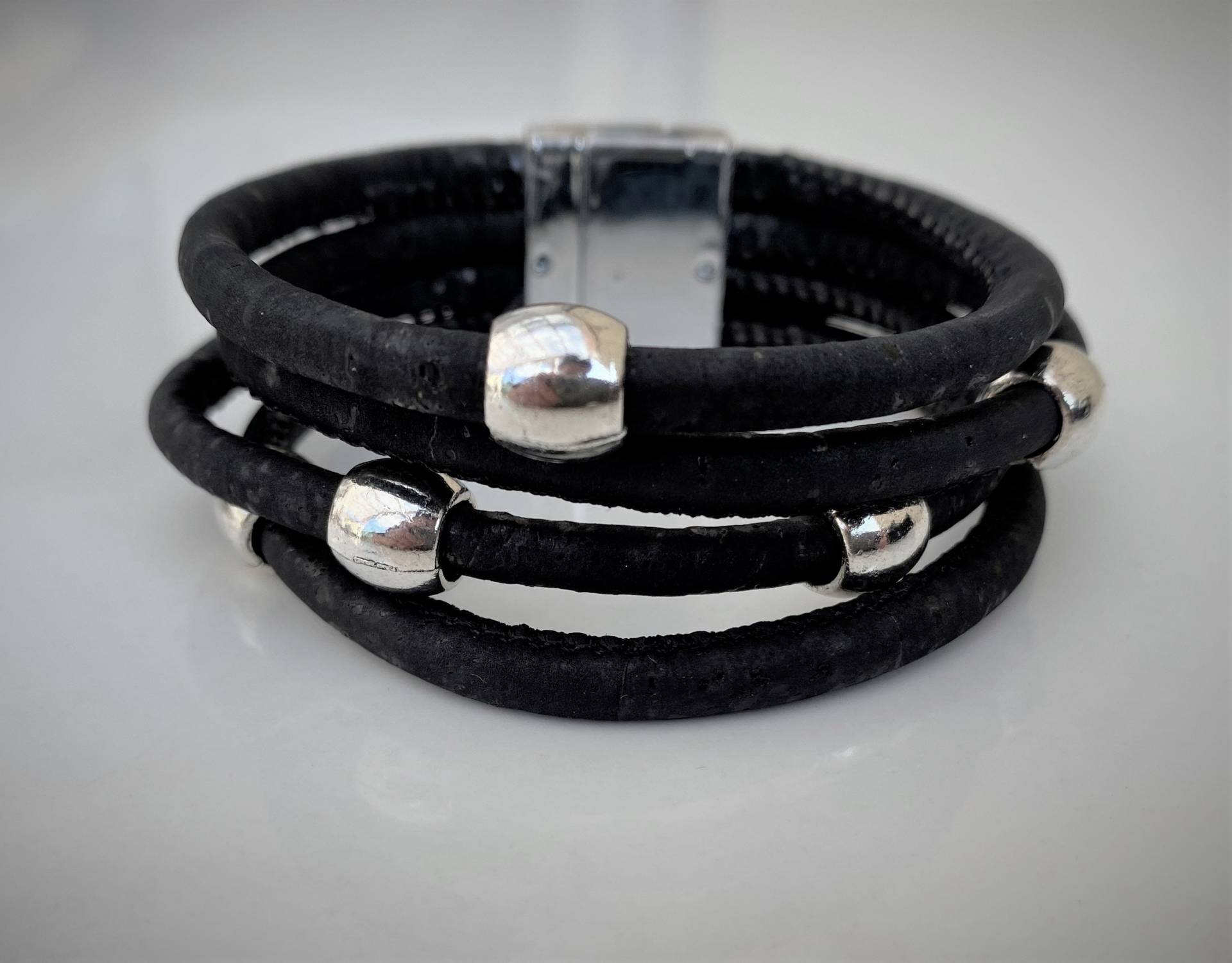 Schwarzes Natur Kork Armband Mit Magnetverschluss Schwarzes Natur Kork Armband Mit Magnetverschluss von LuckySchmuck