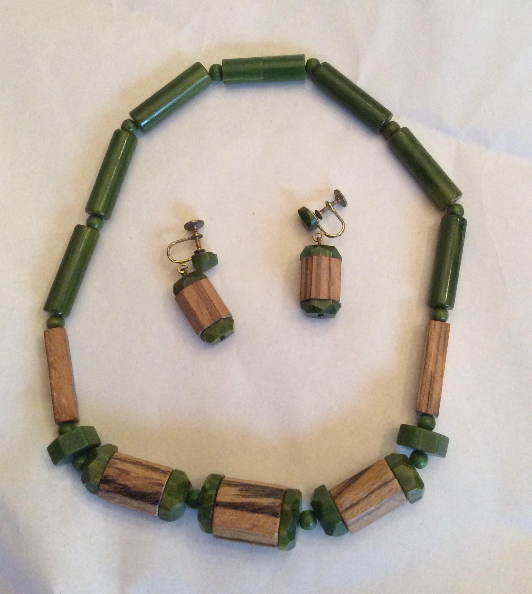Jahrgang 1940 Grün Bakelit & Holz Halskette Und Ohrringe Set Jahrgang 1940 Grün Bakelit & Holz Halskette Und Ohrringe Set von Luckyduckyvintage1