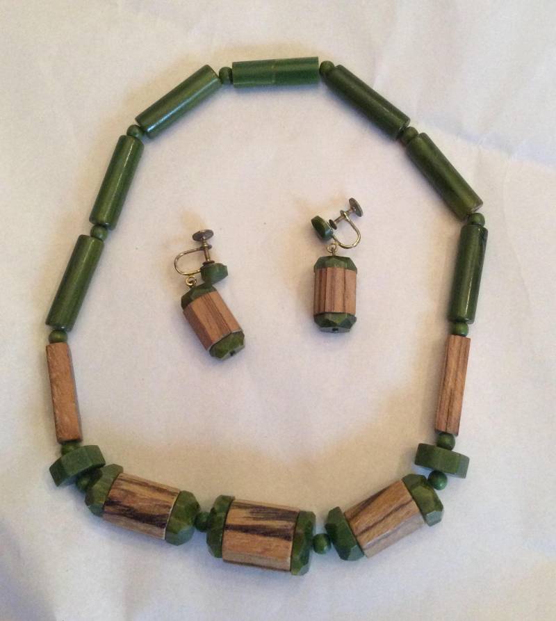 Jahrgang 1940 Grün Bakelit & Holz Halskette Und Ohrringe Set Jahrgang 1940 Grün Bakelit & Holz Halskette Und Ohrringe Set von Luckyduckyvintage1
